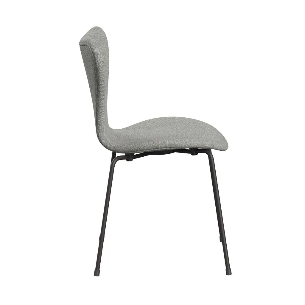 Fritz Hansen Series 7™ Chair Full Upholstery, Warm Graphite/Hallingdal White/Grey