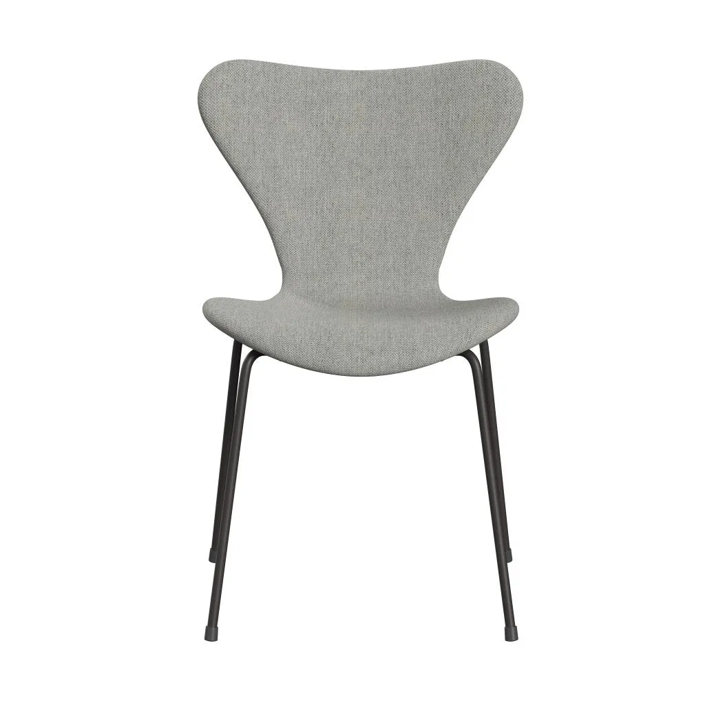 Fritz Hansen Series 7™ Chair Full Upholstery, Warm Graphite/Hallingdal White/Grey